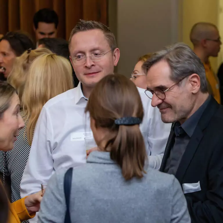 Networking-Szene mit Teilnehmern beim Relaunch-Event