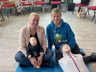 Erste-Hilfe-Kurs am Kind in der Paul & Paula Akademie mit Trainer.
